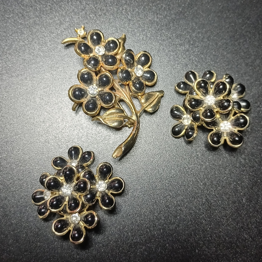 Vintage/Estate Coro Black & Gold Daisies W/ Rhinestones in the middle. "Hot!"
